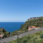 Hills I By An Island カリェタ