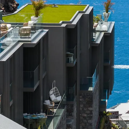 Hills I By An Island * カリェタ