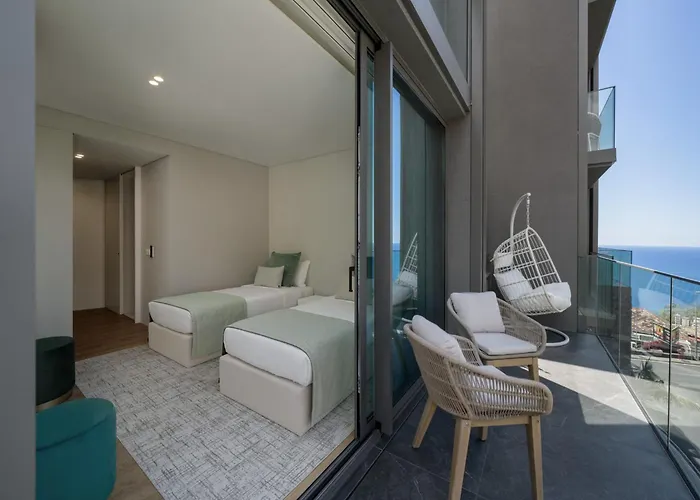 Hills I By An Island * カリェタ