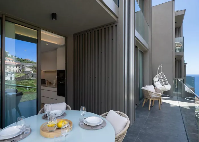 Hills I By An Island カリェタ