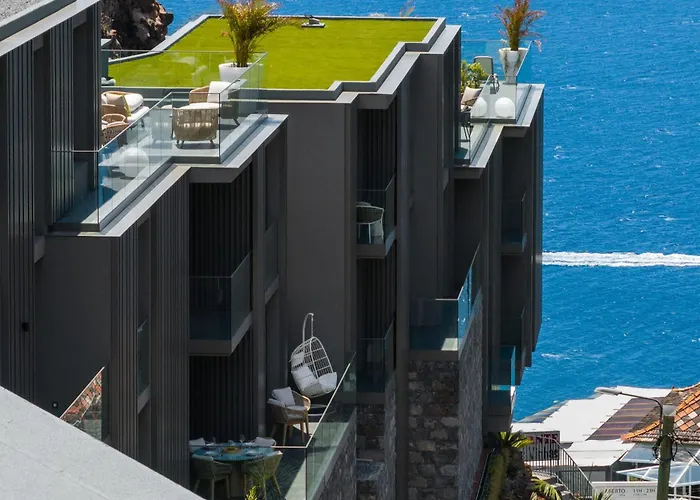 Hills I By An Island * 卡列塔